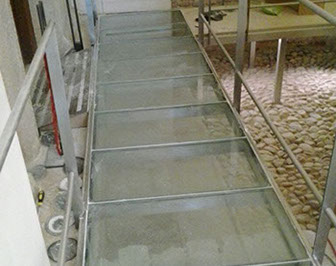 Cristal con depósitos blancos de cal antes de restaurar